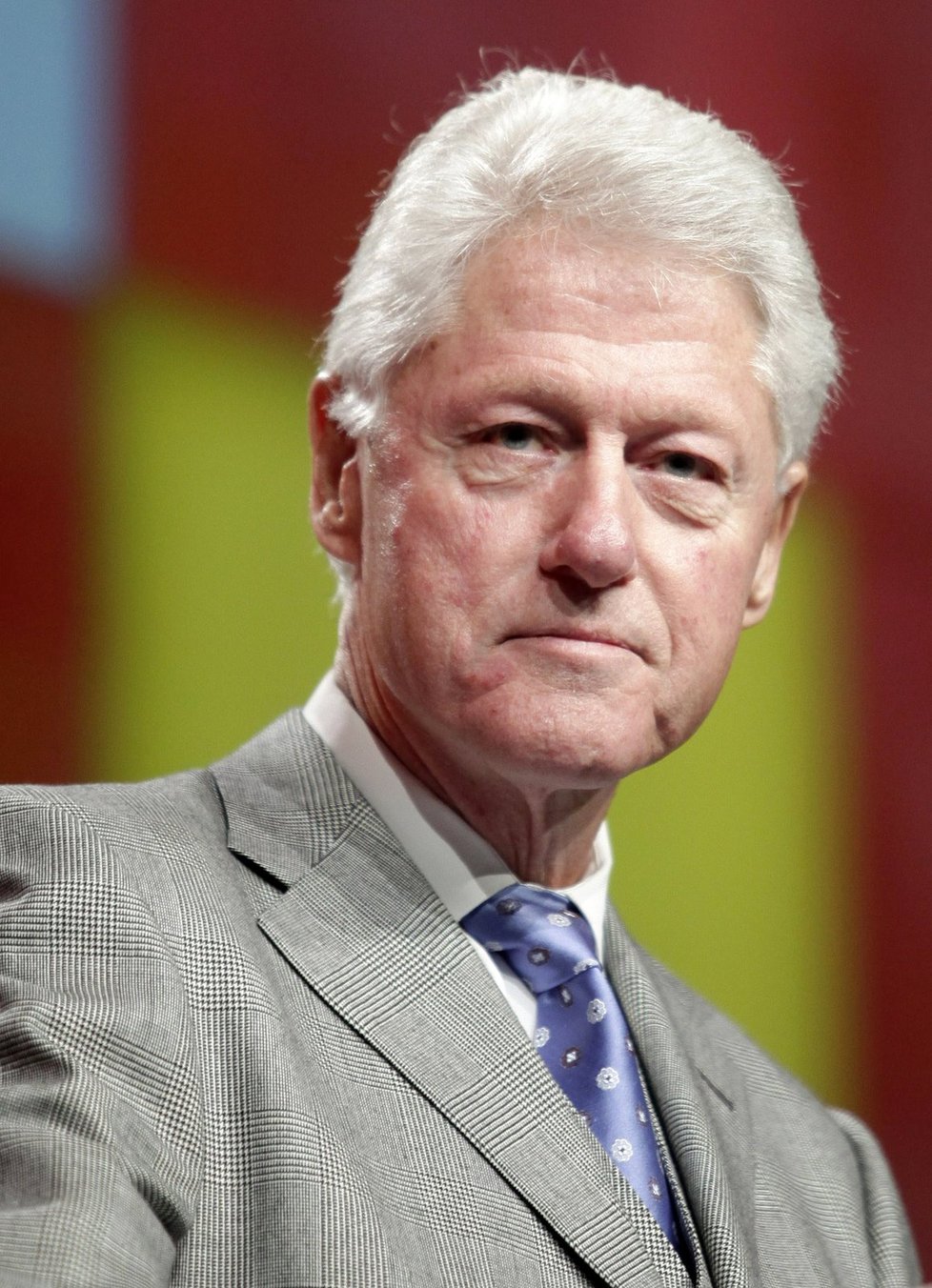 Bill Clinton se dál angažuje v politice, podporuje svou ženu Hillary