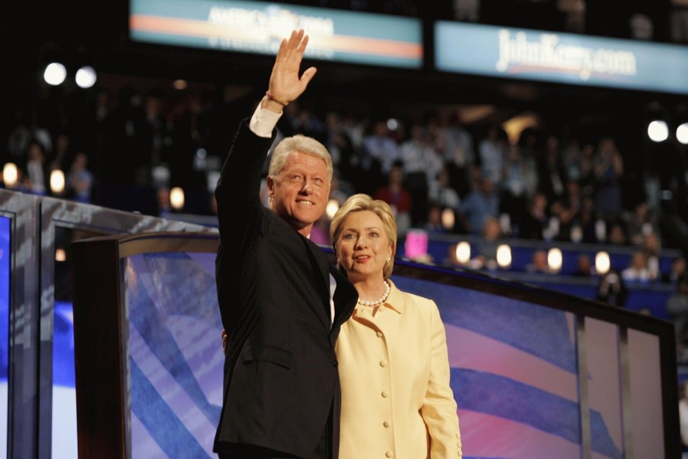 Po odchodu z funkce Clinton vždy velmi podporoval svou manželku Hillary. Ta neúspěšně kandidovala na prezidentku