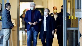 Bývalý prezident Bill Clinton opustil za doprovodu své ženy Hillary nemocnici (17. 10. 2021).