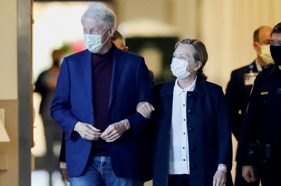 Bývalý prezident Bill Clinton opustil za doprovodu své ženy Hillary nemocnici (17. 10. 2021)