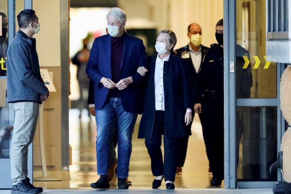 Bývalý prezident Bill Clinton opustil za doprovodu své ženy Hillary nemocnici (17. 10. 2021)