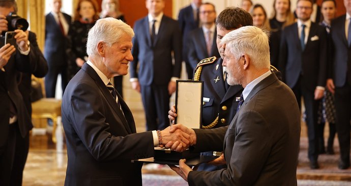 ONLINE: Pavel předal Clintonovi metál, Fiala varoval před Putinem. A stíhačky nad Prahou