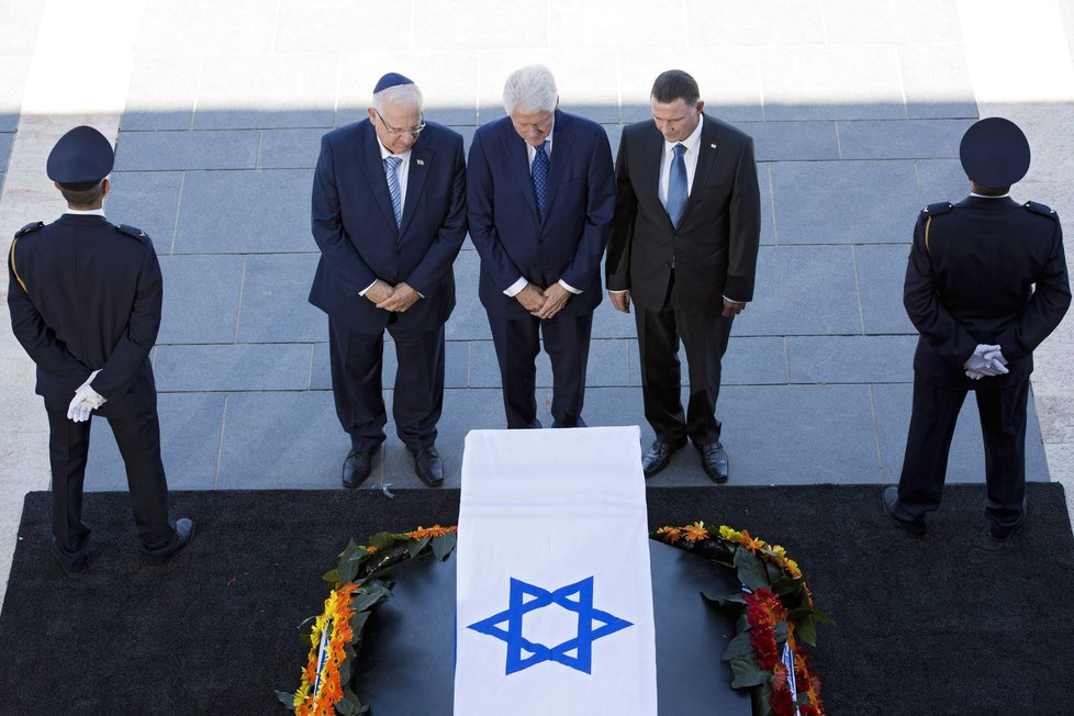 Americký exprezident Bill Clinton (uprostřed), izraelský prezident Reuven Rivlin (vlevo) a předseda Knessetu Yuli Edelstein (vpravo)