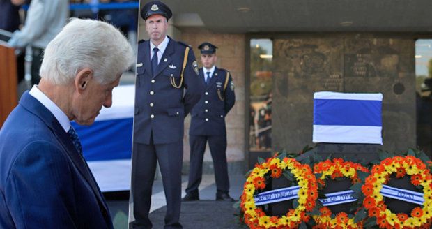 Zeman i Klaus se na Perese „vybodli“. Na pohřeb letí Obama, Clinton už tam je