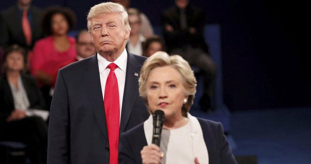 Skandály bobtnají: Clintonová i Trump mají na kontě další průšvihy