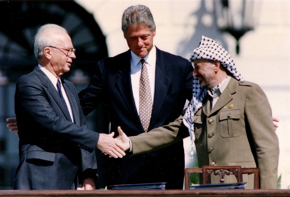 Mírové setkání zástupců Izraele a Palestiny vedené Billem Clintonem (13.9.1993)