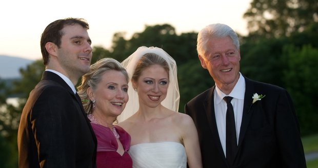 Jediná dcera Billa a Hilary Clintonových čeká dítě se svým manželem Markem