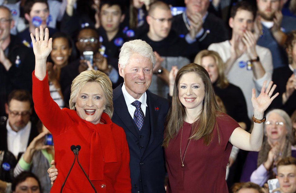 Na straně demokratů těsně vede bývalá americká ministryně zahraničí Hillary Clintonová nad senátorem za stát Vermont Berniem Sandersem.