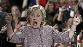 Clintonová při svém vítězném projevu nešetřila gesty.