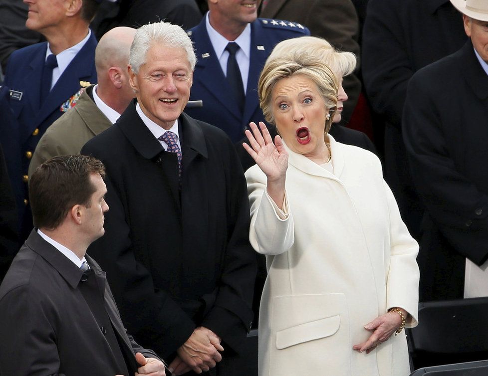 Kritici obviňují bývalého prezidenta Billa Clintona a jeho manželku Hillary z toho, že nadaci využívají k vlastnímu obohacení a že její dárci měli zvláštní přístup na ministerstvo zahraničí v dobách, kdy ho v letech 2009 až 2013 vedla Clintonová.