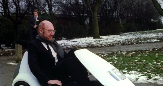 Clive Sinclair (†81) ve své tříkolce, která úspěch neslavila.