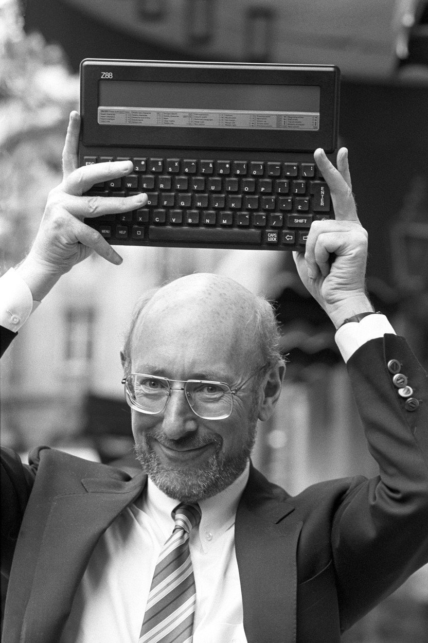 Clive Sinclair (†81) s počítačem Z88.