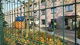 Popelářský vůz přejel člověka, zemřel na místě.