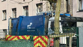 Popelářský vůz přejel člověka, zemřel na místě.