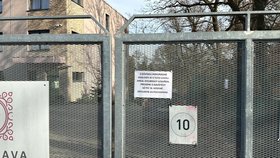 Popelářský vůz přejel člověka, zemřel na místě.