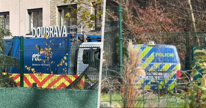 Popelářský vůz přejel člověka, zemřel na místě.