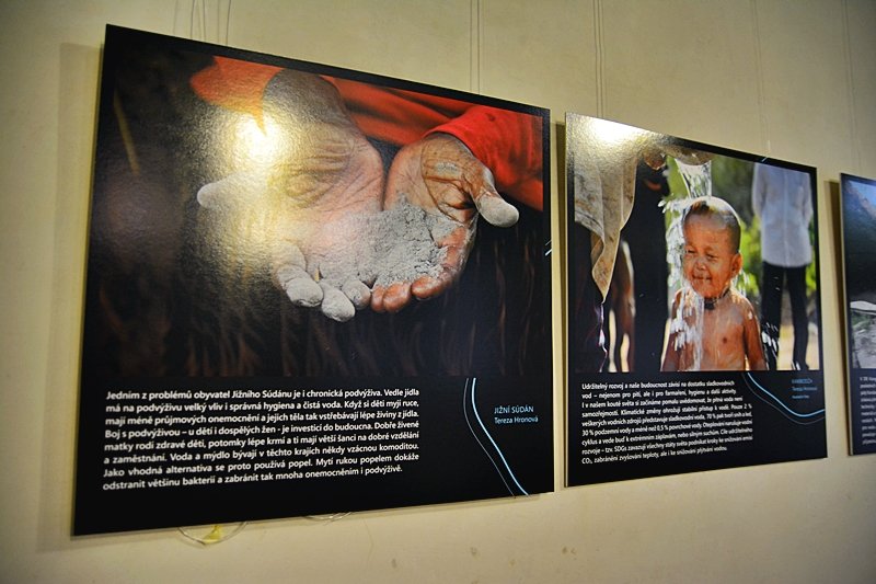 Výstava upozorňuje na nedostatek vody v Africe.