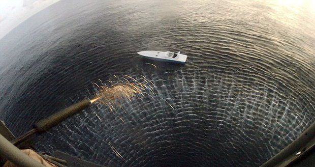 Zastaven jedním výstřelem: Sniper ukončil plavbu člunu pašeráků. Byl v něm kokain za 1,2 miliardy