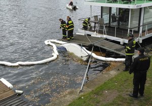 V Podolí se potopil motorový člun, na místě zasahují hasiči.