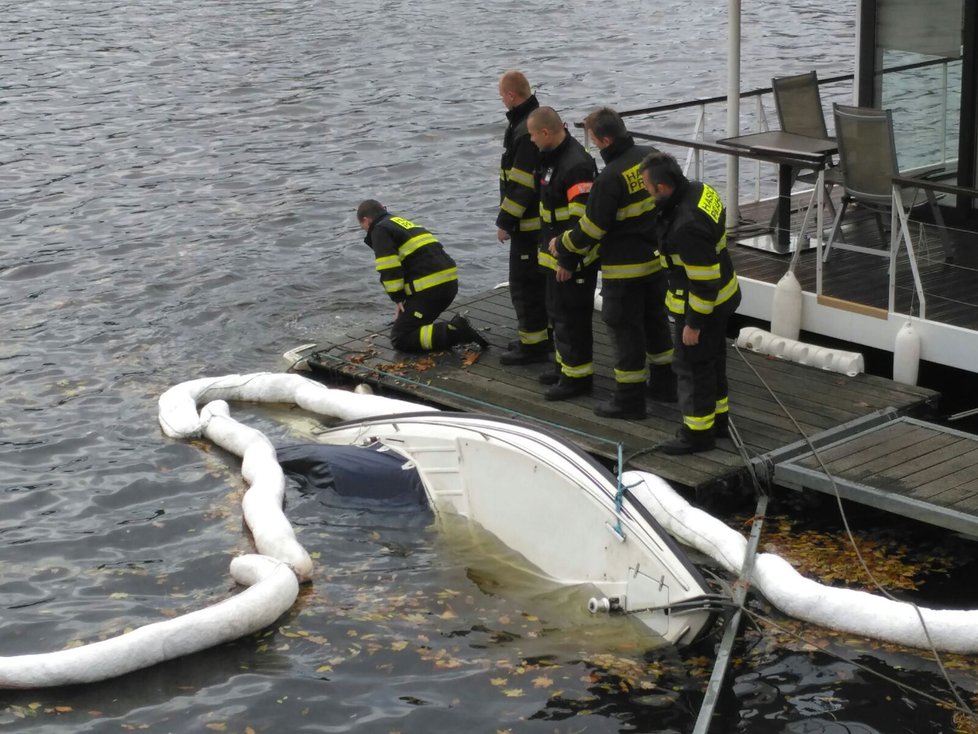 V Podolí se potopil motorový člun, na místě zasahují hasiči.
