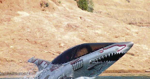 Předražená vodní hračka s podobou velkého žraloka dokáže zcela jistě vyděsit lidi na pobřeží