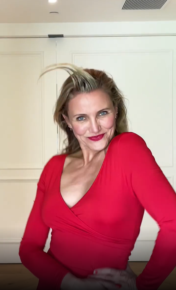 Cameron Diaz si zopakovala slavnou scénu s &#34;nagelovanými&#34; vlasy z filmu Něco na té Mary je