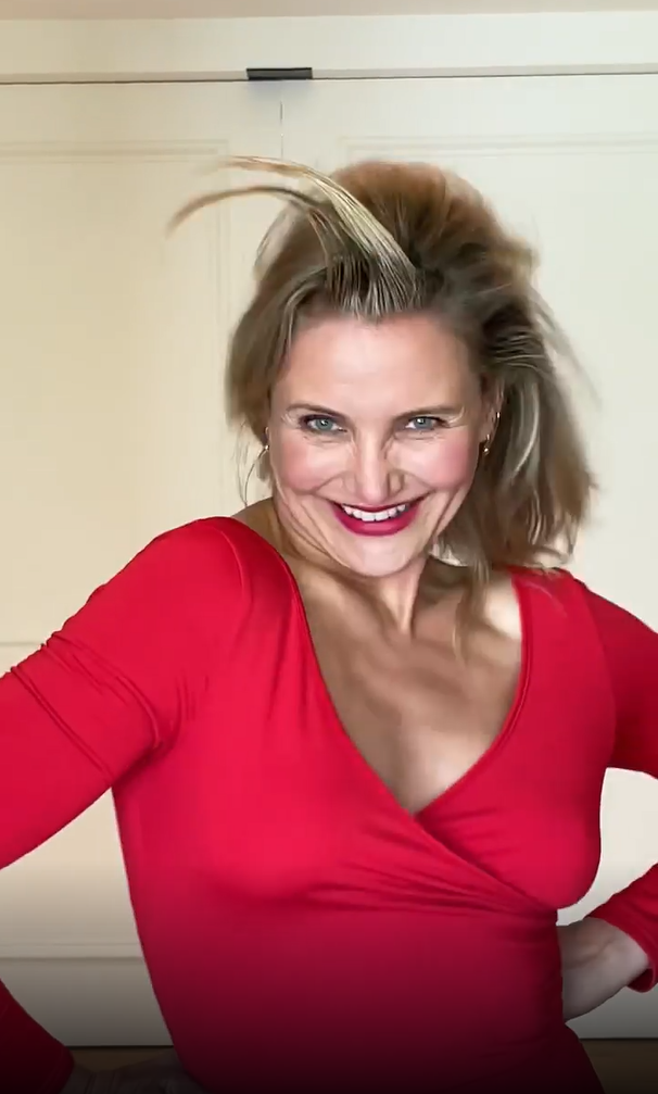 Cameron Diaz si zopakovala slavnou scénu s &#34;nagelovanými&#34; vlasy z filmu Něco na té Mary je.