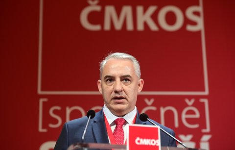 Odbory dál povede Středula. Na volbu dorazil Babiš i Vystrčil, v sobotu vystoupí Zeman