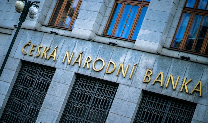 Česká národní banka se podle ekonomů chystá k zásadnímu zpřísnění měnové politiky