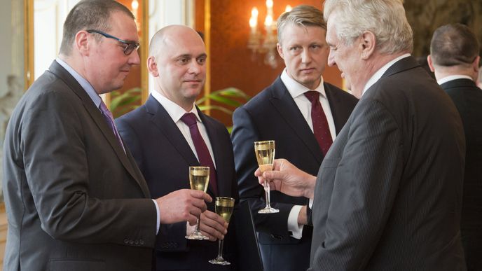 Uprostřed dva noví členové rady ČNB. Miroslav Singer (vlevo) jim dlouho šéfovat nebude.