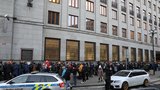 Nekonečné fronty před ČNB v Praze! Tisíce lidí mrznou kvůli výroční bankovce, čekaly i přes noc