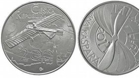 ČNB vydává pamětní mince k 100. výročí dálkového letu Jana Kašpara.