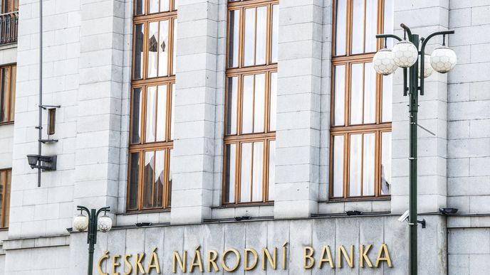 Koruna oslabuje navzdory zvyšování sazeb ze strany České národní banky