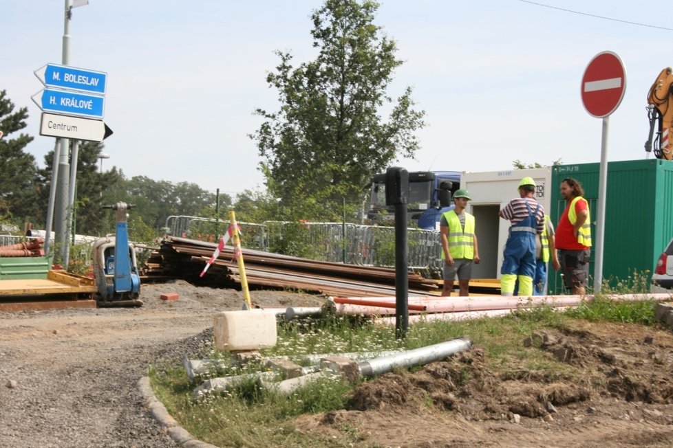 Na Černém mostě začala symbolickým poklepáním na základní kámen stavba záchytného P+R parkoviště.