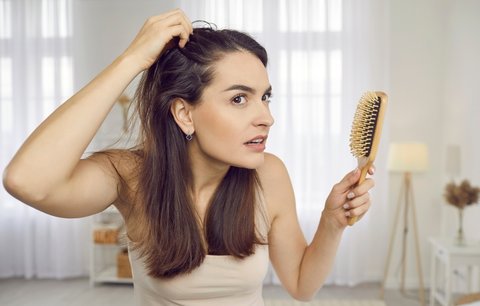 Proč dochází k úbytku vlasů? Důvodů je více