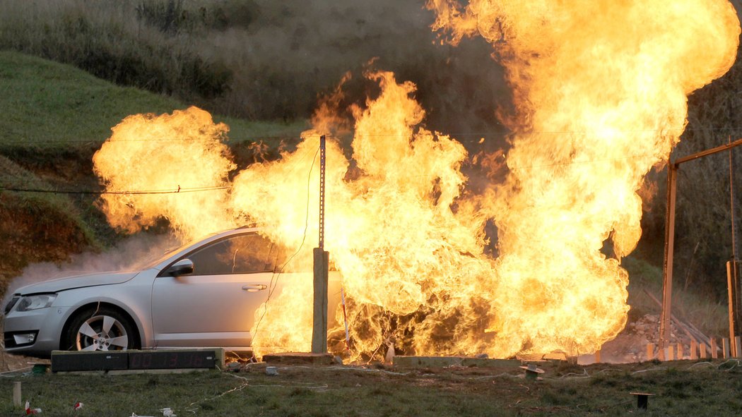 Vůz na CNG technici zapálili dálkovou roznětkou v motorovém prostoru. K perforaci benzinové nádrže došlo po 25 minutách a o čtyři minuty později tepelné pojistky otevřely bezpečnostní tlakové ventily všech plynových nádrží. Následovala nejintenzivnější fá