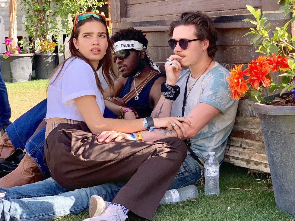 Syn Victorie a Davida Beckhamových Brooklyn s přítelkyní na letním festivalu Coachella v Kalifornii.