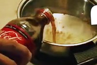 Co se stane s Coca-Colou, když ji uvaříte? Podívejte se na video, které vám zvedne žaludek!