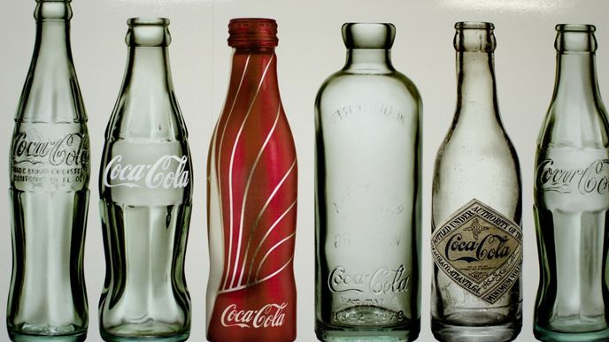 Různé láhve Coca-Coly