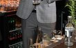 Představení nového tonicu: Emma Drobná a Libor Bouček společně míchali drink. Představení nového tonicu: Emma Drobná a Libor Bouček společně míchali drink.