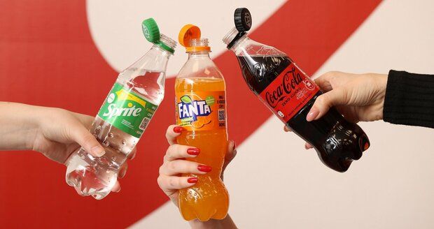 „Navždy spolu" s Coca-Colou: Nápojářská společnost zavádí neodnímatelná víčka v celém svém portfoliu 