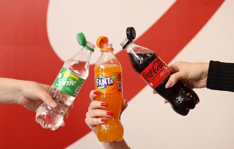 „Navždy spolu" s Coca-Colou: Nápojářská společnost zavádí neodnímatelná víčka v celém svém portfoliu 