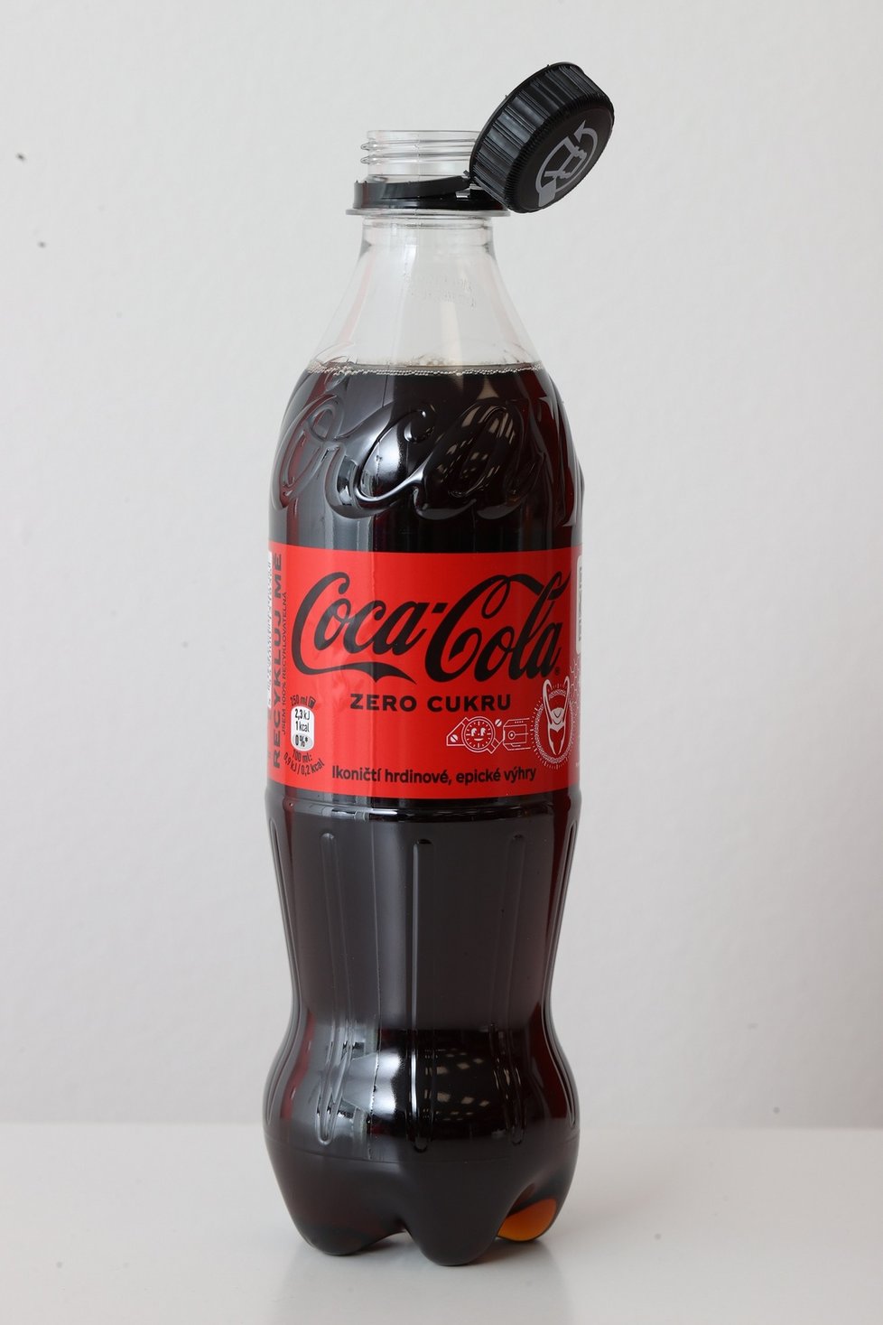 Coca-cola: Neodnímatelná víčka.