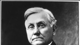 Zakladatel společnosti Asa Griggs Candler (1917–1919), který koupil recept na Coca-Colu v roce 1888 od chemika Johna Stitha Pembertona (1831–1888) za necelých 240 dolarů (5000 korun).