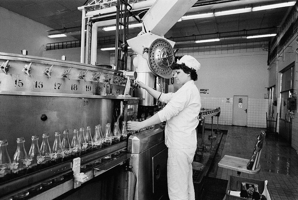 1971: Tahle výrobní linka Fruty Brno před 50 lety stočila první láhev americko-československé Coca-Coly.