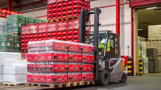 Růst zisku Coca-Coly překonal odhady, firma ve čtvrtletí vydělala téměř třicet miliard