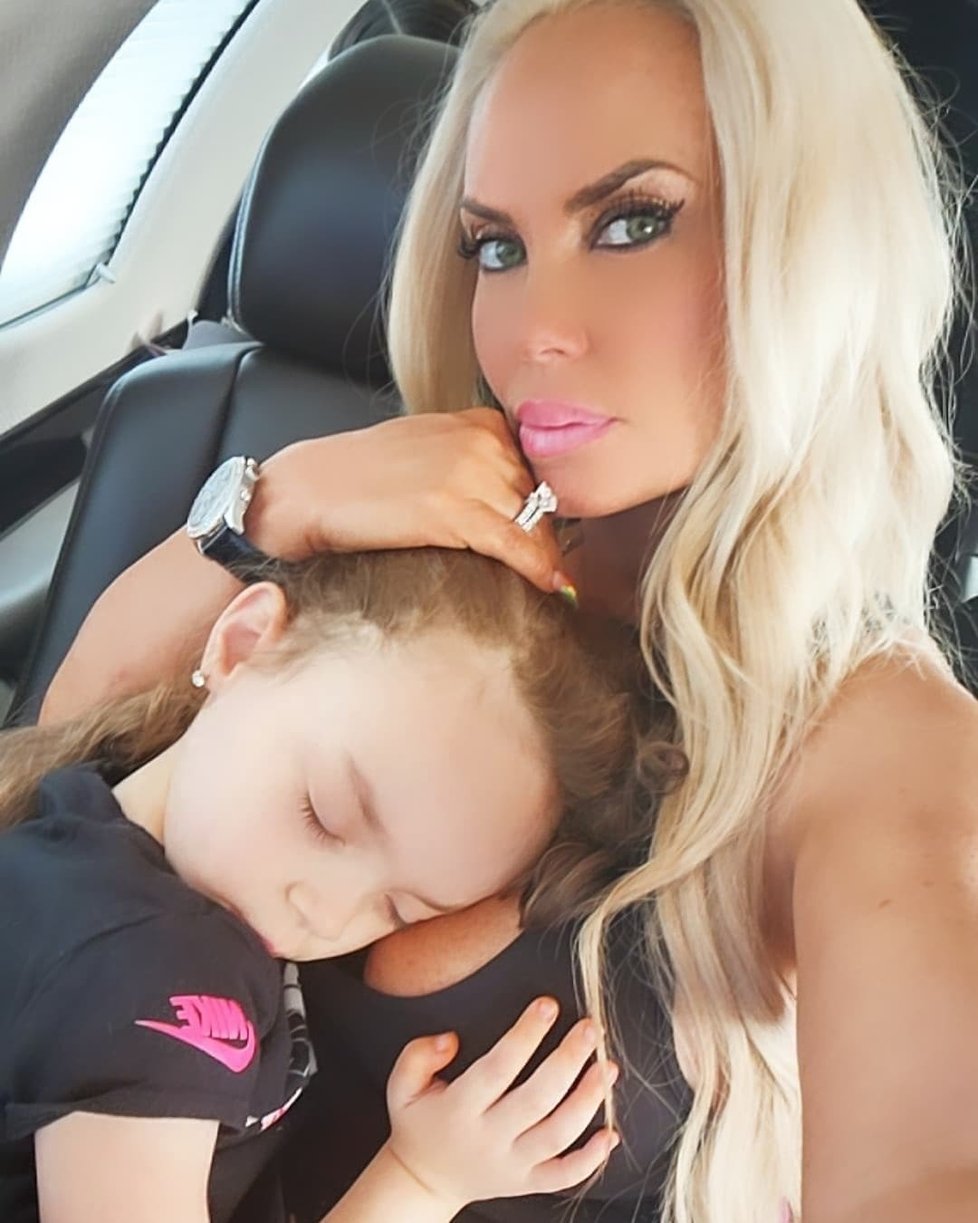 Coco Austin svou dcerku Chanel stále kojí.