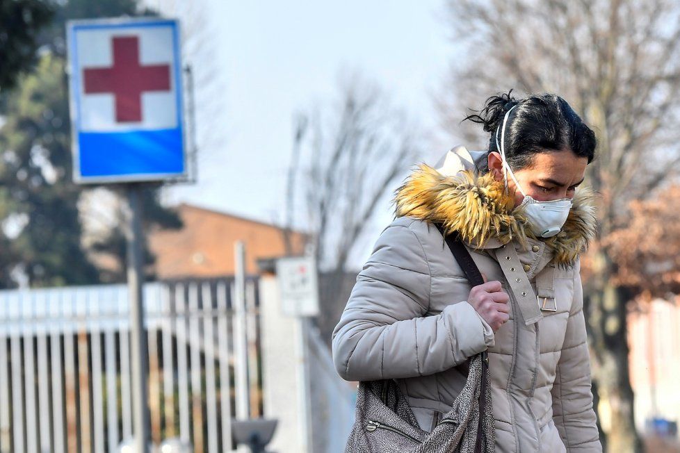 U nemocnice ve městečku Codogno je rouška pro lidi nezbytnou výbavou. (22. 2. 2020)
