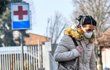 U nemocnice ve městečku Codogno je rouška pro lidi nezbytnou výbavou (22. 2. 2020)