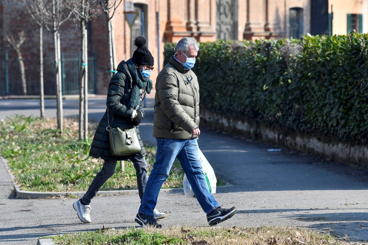 U nemocnice ve městečku Codogno je rouška pro lidi nezbytnou výbavou (22. 2. 2020)